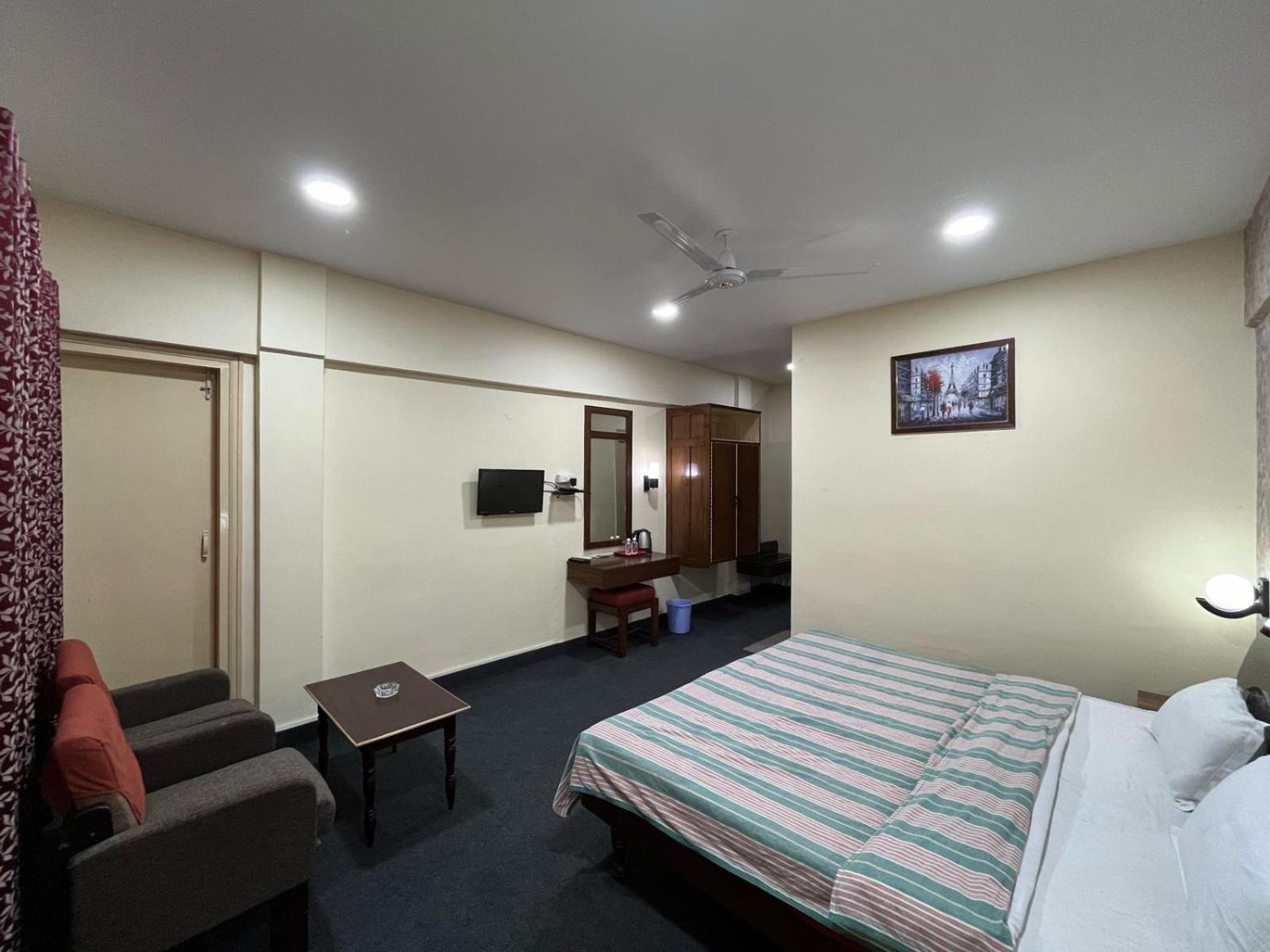 Gautam Hotel Varanasi Bagian luar foto