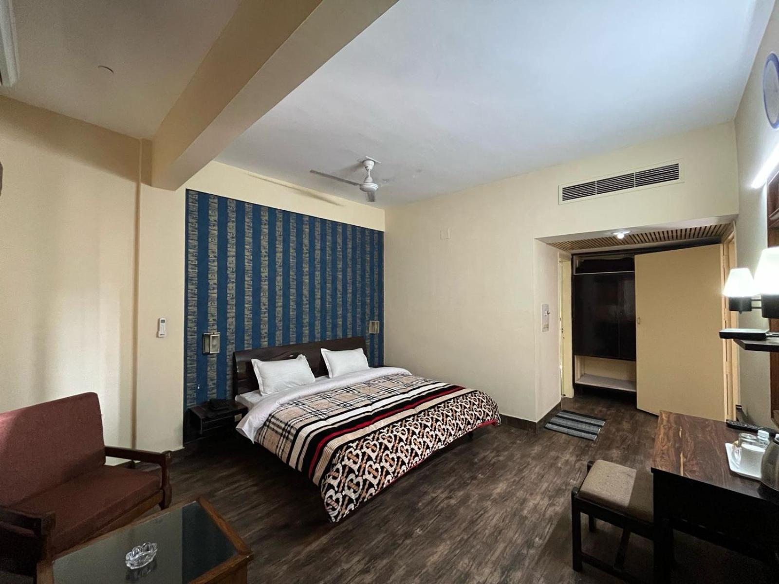 Gautam Hotel Varanasi Bagian luar foto