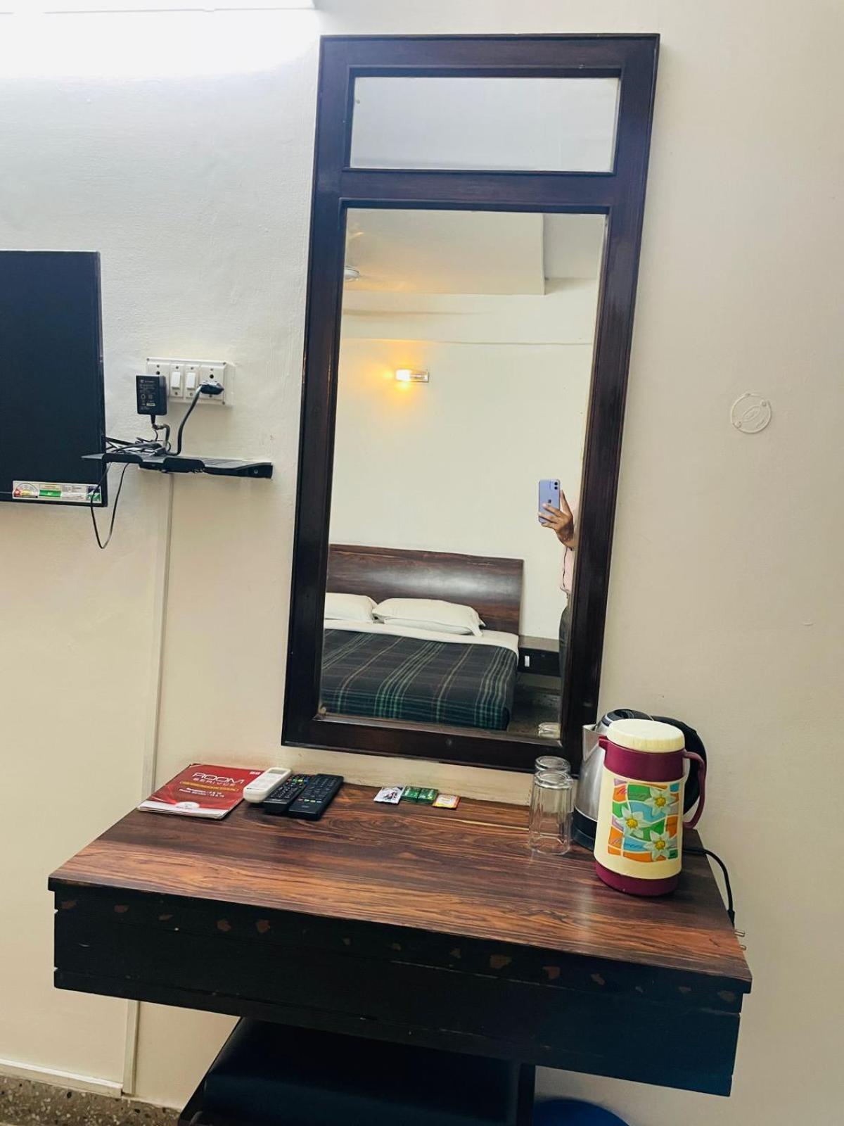 Gautam Hotel Varanasi Bagian luar foto
