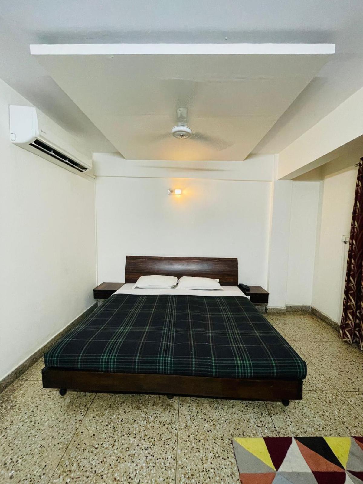Gautam Hotel Varanasi Bagian luar foto