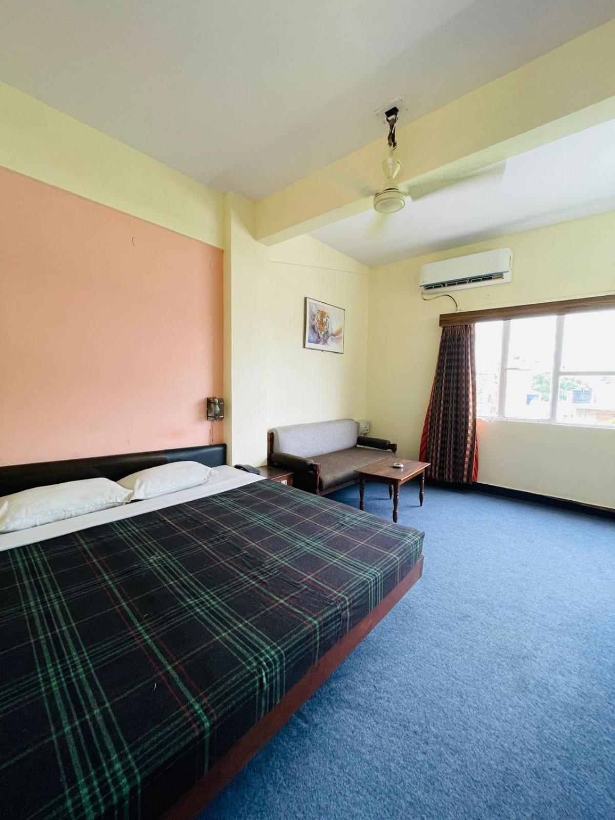 Gautam Hotel Varanasi Bagian luar foto