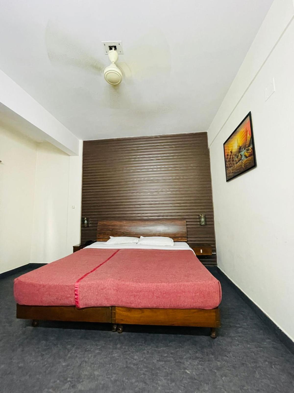 Gautam Hotel Varanasi Bagian luar foto