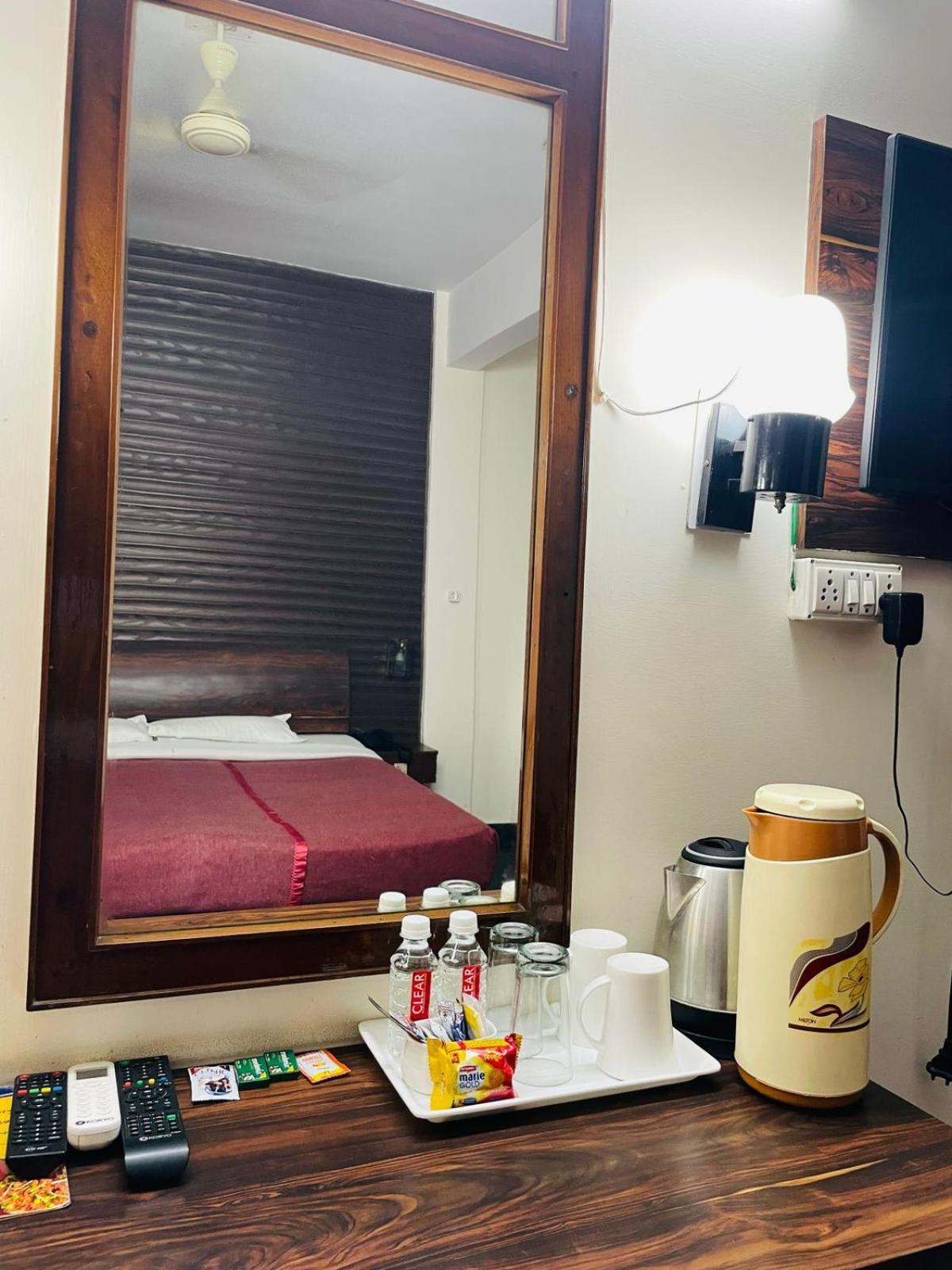 Gautam Hotel Varanasi Bagian luar foto