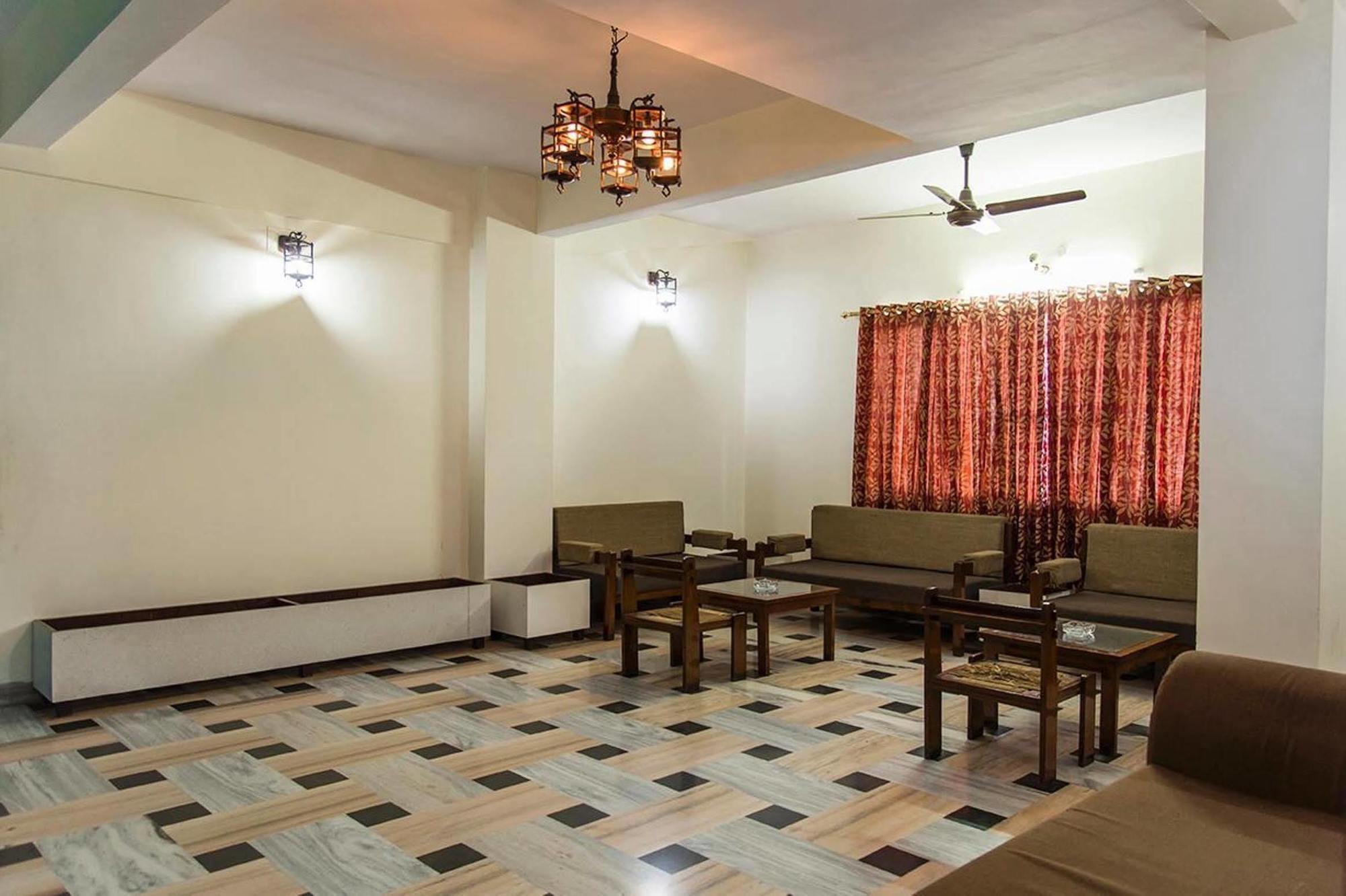 Gautam Hotel Varanasi Bagian luar foto