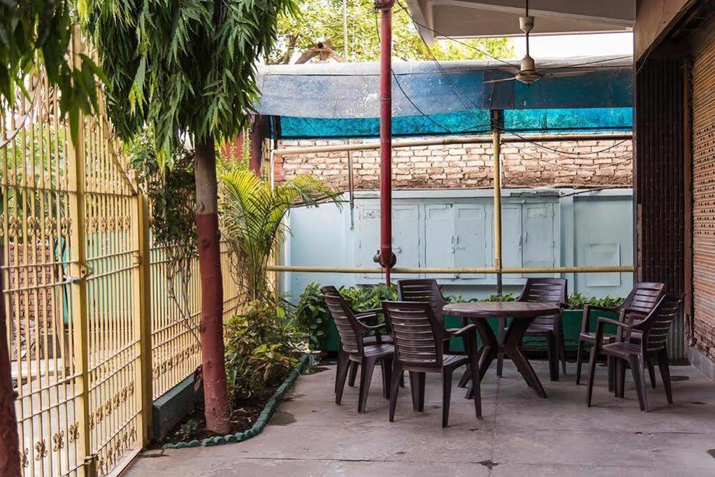 Gautam Hotel Varanasi Bagian luar foto
